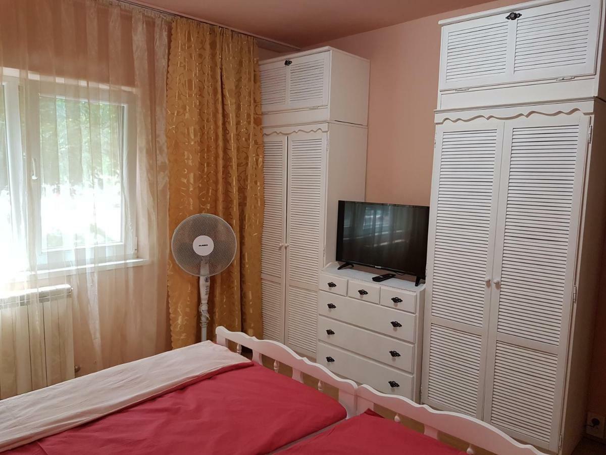 Apartament Aura Lägenhet Oradea Exteriör bild